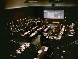 پیلس آف جسٹس میں بین الاقوامی فوجی عدالت میں اعلٰی سطحی نازی لیڈروں کے خلاف جنگی جرائم کے مقدمے کی سماعت۔