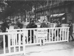 En la ciudad de París, ocupada por los alemanes, la valla alrededor de un parque infantil exhibe un letrero prohibiendo la entrada ...