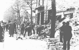 Juifs forcés à évacuer les décombres des rues à la suite du bombardement de Belgrade.