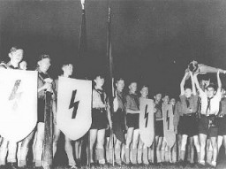 Une cérémonie des Jeunesses hitlériennes (Hitlerjugend) du type de celles que concevait Baldur von Schirach - pour renforcer le ...
