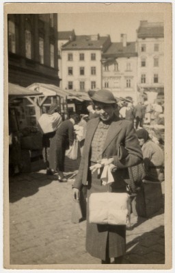 Prewar photograph of Lucie Lind shopping in Lwów, Poland