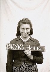 Una ragazza viene fotografata nel centro di Kloster Indersdor per facilitare il ritrovamento di familiari sopravvissuti. Le fotografie vennero pubblicate su diversi giornali per consentire la riunificazione delle famiglie. Germania, dopo il maggio 1945.