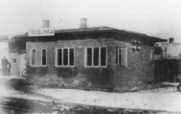 ایستگاه قطار در نزدیکی کشتارگاه تریبلانکا. این عکس در آلبومی که به کرت فرانتس، فرمانده‌ی اردوگاه تعلق داشته پیدا شد. لهستان ۱۹۴۳-۱۹۴۲