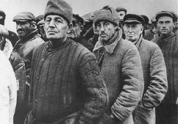 Après l’occupation d’Odessa, Juifs ukrainiens attendant pour se faire enregistrer. Odessa, Union soviétique, 22 octobre 1941.