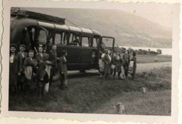 Des auxiliaires féminines SS sortant du bus lors d'une excursion d'une journée en juillet 1944 ; cette image contraste fortement avec l'arrivée d'un convoi