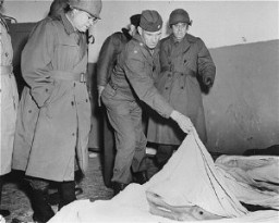 Membres d’une commission du Congrès américain enquêtant sur les atrocités allemandes regardant le corps décharné d’un prisonnier mort au camp de concentration de Dora-Mittelbau, près de Nordhausen. Allemagne, 1er mai 1945.