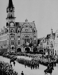 A la suite de l’accord de Munich, qui livra les Sudètes en Tchécoslovaquie à l’Allemagne, des troupes allemandes défilent sur la place de la ville de Friedland. 3 octobre 1938.