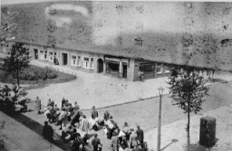 Orang Yahudi membawa koper ke titik pengumpulan sebelum dideportasi ke kamp Westerbork.