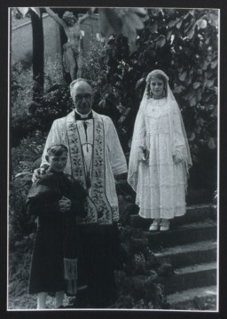 Some Jewish children survived the Holocaust because they were protected by people and institutions of other faiths. [LCID: 58197]