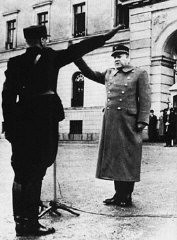 挪威傀儡政府的领导人维德孔·吉斯林 (Vidkun Quisling)在奥斯陆举行的仪式上回敬纳粹礼。
