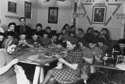 یہودی بے گھر افراد ایک او۔ آر۔ ٹی (تربیت کے ذریعے بحالی کی تنظیم) کی سلائی ورک شاپ میں۔