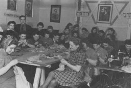 Personnes déplacées juives dans un atelier de couture de l’ORT (Organisation Reconstruction Travail). Landsberg, Allemagne, entre 1945 et 1947.