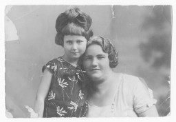 Prewar portrait of Golda Tenin with her daughter Paulina, 1935.
The Tenin family was living in the Ukrainian city of Odesa when it was occupied by Romania, an ally of Nazi Germany. In December 1941, Romanian authorities decided to make Odesa free of Jews. Two of Golda's children, Paulina and Rita, were murdered. Paulina was killed in January 1942, likely during deportation. Rita was killed after she was discovered in hiding with non-Jewish neighbors. Golda managed to survive.