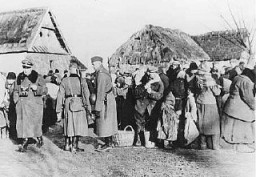 Des soldats allemands expulsent les habitants polonais de la zone de Zamosc. Pologne, 1942-1943.