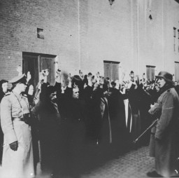 La police allemande rafle des Juifs dans le quartier juif d’Amsterdam, sous blocus à la suite de violences anti-nazies. Amsterdam, Pays-Bas, 22 février 1941.