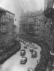 Photo prise lors du retour triomphal d’Adolf Hitler à Berlin peu après l’annexion de l’Autriche par l’Allemagne (l’Anschluss).