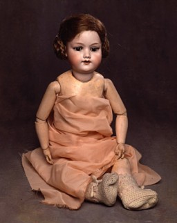 ゾフィア・ブロウスカ（ショロヴィッチ）により当博物館に寄贈された1930年代の人形。 第二次世界大戦前に彼女の両親が与えたもので、ポーランドのヴォルブラムやクラクフのゲットー（ユダヤ人街）でも彼女は大事にしていました。 この人形と彼女の家族の他の持ち物の一部は、ユダヤ人ではない友人が預かっていました。 彼女は、クラクフ近郊のユダヤ人強制労働収容所に、次に同じくポーランドのスカルジンスコ・カミェンナ収容所に、さらにドイツのブーヘンヴァルト強制収容所に移送され、そこで解放されました。 第二次大戦後、彼女はクラクフに戻って人形を受け取ることができました。