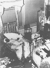 수정의 밤("깨진 유리의 밤" 포그롬)이 진행되는 동안 훼손된 유태인 개인 주택. 오스트리아 비엔나, 1938년 11월 10일.