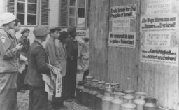 Survivants juifs dans un camp de personnes déplacées affichent des pancartes appelant la Grande-Bretagne à ouvrir les portes de la Palestine aux Juifs. Allemagne, après mai 1945.