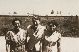 Une femme (à droite) incarcérée au camp de Gurs se tient avec deux délégués Quakers qui travaillaient pour l’American Friends ...