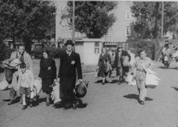 Juifs se rendant au point de rassemblement avant leur déportation d’Amsterdam. Amsterdam, Pays-Bas, juin-septembre 1943.