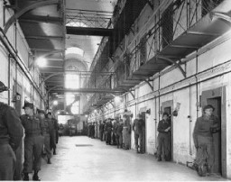 뉘렌베르그 재판이 진행되는 동안 Palace of Justice에 부속된 감옥에서 미국 경비대가 주요 나치 전범을 주시하면서 감시하고 있다. 독일, 뉘렌베르그, 1945년 11월.