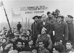 Refugiados judíos piden por la inmigración abierta a Palestina durante una visita de la Comision de Investigaciones Anglo-Americano.