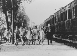 Children and staff leaving for the "Morgenroyt" schools summer camp, organized by the Bund (Jewish Socialist party). [LCID: 88085]