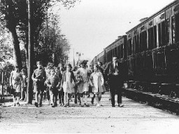 Enfants et leur encadrement se rendant dans le camp d’été des écoles “Morgenroyt”, organisé par le Bund (Parti socialiste ...
