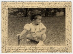 Fotografía en la que aparece Margarida, nieta de Helen Reik, jugando en un prado en Teresópolis, Brasil, en abril de 1940.