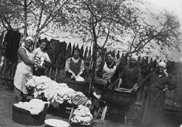 اعضای خانواده سالسشوتز در حال شستن لباس در حیاط خانه.