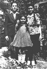 Tres crianças de uma família judia. Uma das meninas da foto, assim como outros membros de sua família, não sobreviveu ao Holocausto. Nove Zamky, Tchecoslováquia.  Foto de maio de 1944.