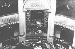 Lemari gulungan kitab Taurat di tempat suci sinagoge di Seitenstetten Street, yang dihancurkan saat kejadian Kristallnacht ("Malam Kaca Pecah"). Wina, Austria, setelah 9 November 1938.