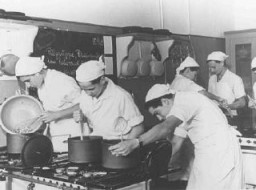 Addestramento pre-emigrazione: alcuni giovani ebrei durante una lezione di cucina nella scuola Theodor Herzl, sponsorizzata dalla Comunità Ebraica. Berlino, Germania, tra il 1930 e il 1939.