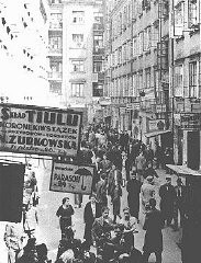 Área comercial na rua Nalewki, localizada no bairro judaico de Varsóvia.   Foto tirada em Varsóvia, Polônia, 1938.