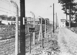 Vue d’un mirador et de la clôture du camp de concentration de Buchenwald.