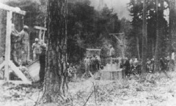 بوخن والڈ حراستی کیمپ کے قریب جنگل میں قیدیوں کو پھانسی دی جا رہی ہے۔ ان میں سے زیادہ تر لوگ یہودی تھے۔