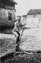 Hombre judío deportado de Viena, Austria, realiza trabajos forzados en el ghetto de Opole Lubelskie. Polonia, fecha incierta.
