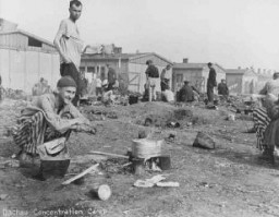 Kampın dağıtılmasından sonra sağ kalanlar. 29 Nisan 1945'ten sonra, Dachau, Almanya.