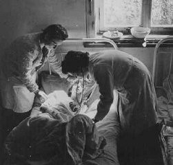 Sobrevivente do campo recebe cuidados médicos logo após sua libertação.  Bergen-Belsen, Alemanha, foto tirada após 15 de abril de 1945.