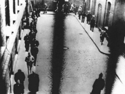 Détenus arrêtés au cours du coup de filet contre les gauchistes et d’autres groupes visés faisant de l’exercice dans la cour de la prison de l’Alexanderplatz. Munich, Allemagne, 10 avril 1933.