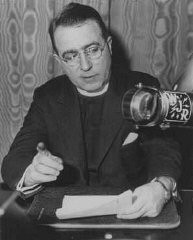 Le père Charles Coughlin, chef du front chrétien antisémite, assurant une émission de radio.