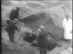L'hopital psychiatrique de Hadamar fut utilisé comme centre d'euthanasie de janvier à août 1941. Des médecins nazis y gazèrent environ 10 000 patients allemands. Même si le gazage systématique cessa en septembre 1941, l'élimination des patients se poursuivit jusqu'à la fin de la guerre. Dans ces images, des soldats américains supervisent l'exhumation du cimetière de Hadamar et commencent l'interrogatoire du Dr. Adolf Wahlmann et du Dr. Karl Wilig, qui avaient participé aux éliminations.