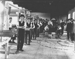 Photo d’avant- guerre d’élèves d’un atelier de tissage dans une Yeshiva (école rabbinique) de la ville de Sighet Marmatiei, ...