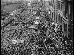No dia 9 de novembro de 1938, os nazistas realizaram um pogrom nacional contra os judeus na Alemanha. Durante aquela chacina de enormes proporções, conhecida como Kristallnacht/I>, a “Noite dos Cristais”, os facínoras das Tropas de Choque, as SA, destruíram milhares de lojas e firmas de propriedade de judeus, além de centenas de sinagogas. Cerca de cem judeus foram assassinados naquela noite. Este trecho de um documentário mostra um protesto realizado na cidade de Nova Iorque, no qual o rabino Stephen S. Wise proclamou a revolta da comunidade judaica frente aos acontecimentos em Berlim. Como parte do protesto oficial do governo norte-americano contra aquela violência, o presidente Franklin D. Roosevelt mandou chamar de volta aos EUA o embaixador norte-americano para a Alemanha.
