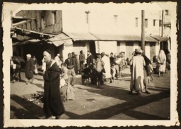 Scène de rue à Casablanca, au Maroc, 1941-42. 