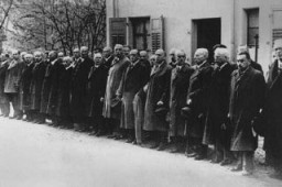 Juifs arrêtés après la Nuit de cristal (Kristallnacht) attendant la déportation vers le camp de concentration de Dachau.