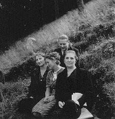Le Dr Joseph Jaksy pose avec (de gauche à droite) : Valeria Suran, Lydia Suran, et sa femme. Les sœurs Suran étaient parmi les 25 Juifs que le Dr Jaksy sauva pendant la guerre. Tchécoslovaquie, date incertaine.