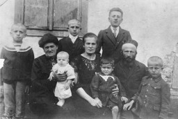Portrait of the Menaker family in Lwów, Poland, circa 1922