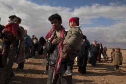 Refugees displaced by violence in Syria walk to Jordan